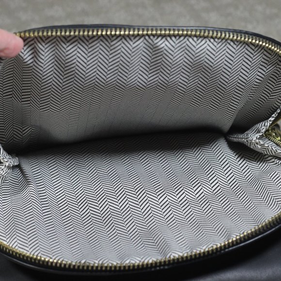 Steve Madden Medium Size Rounded Black Crossbody Purse - LIKE NEW - Picture 8 of 9